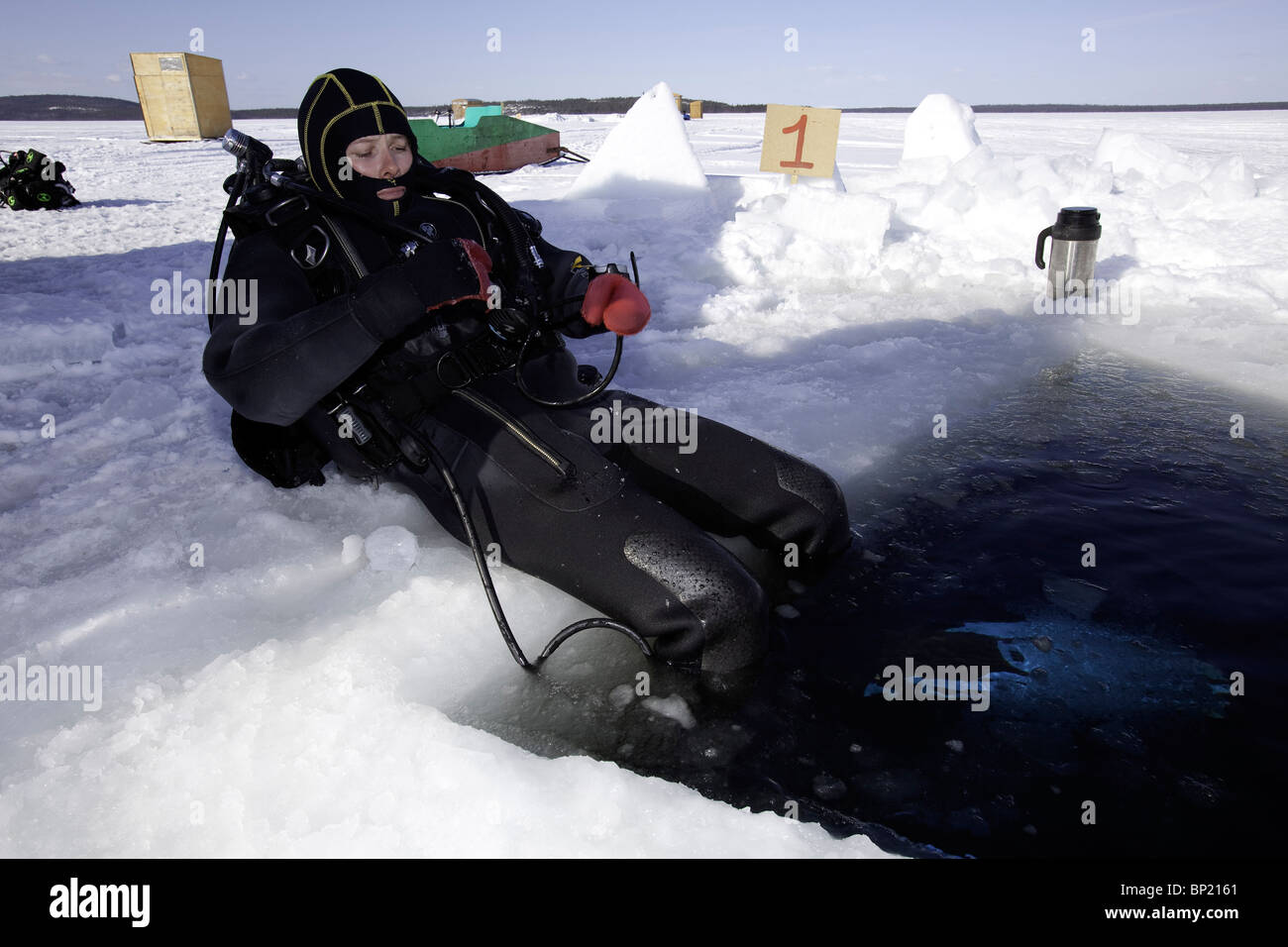 Scuba Diver startklar für Eis tauchen, weißes Meer, Karelien, Russland Stockfoto