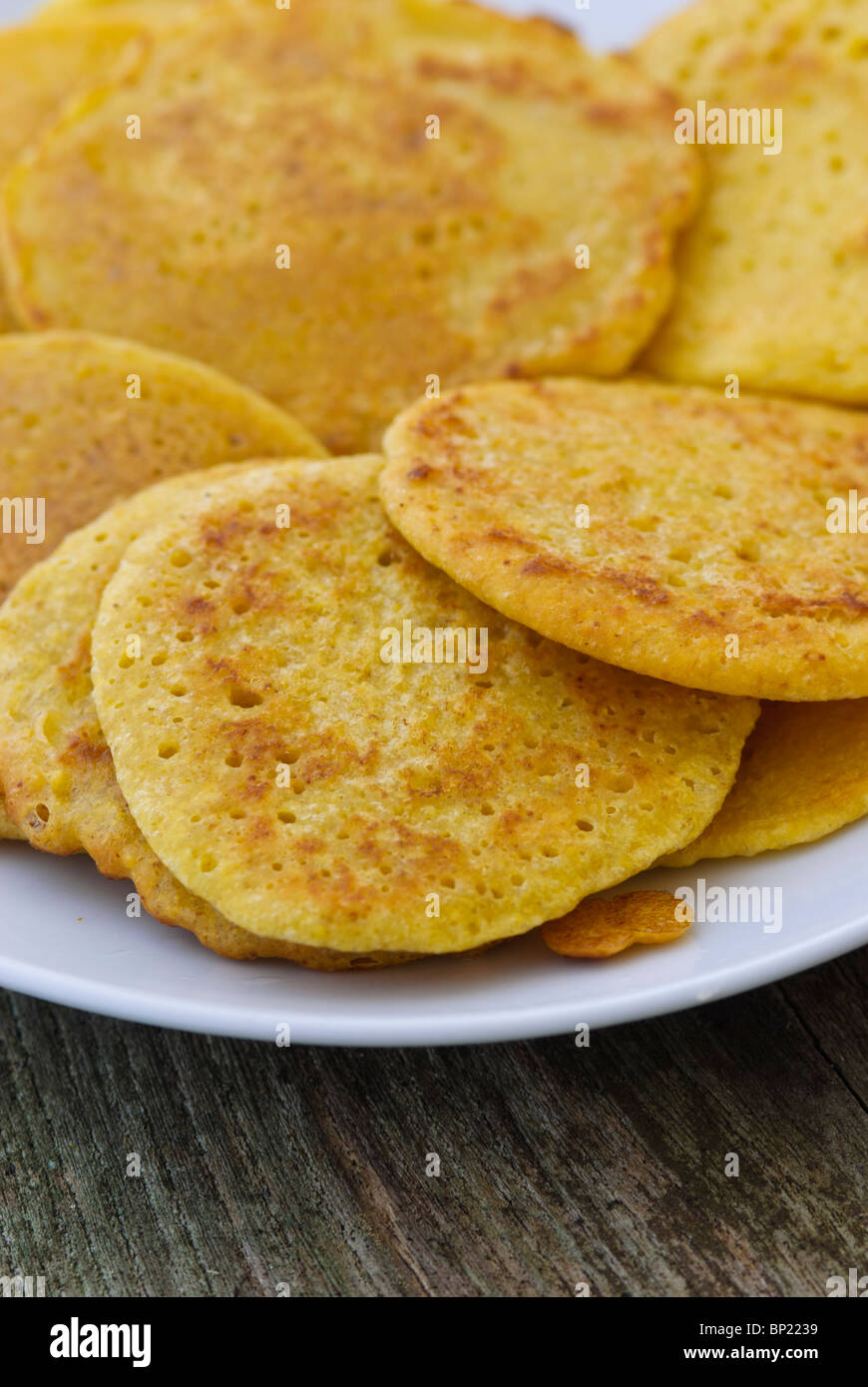 Kleine Pfannkuchen gemacht der indischen Küken Erbsenmehl (Chana dal ...