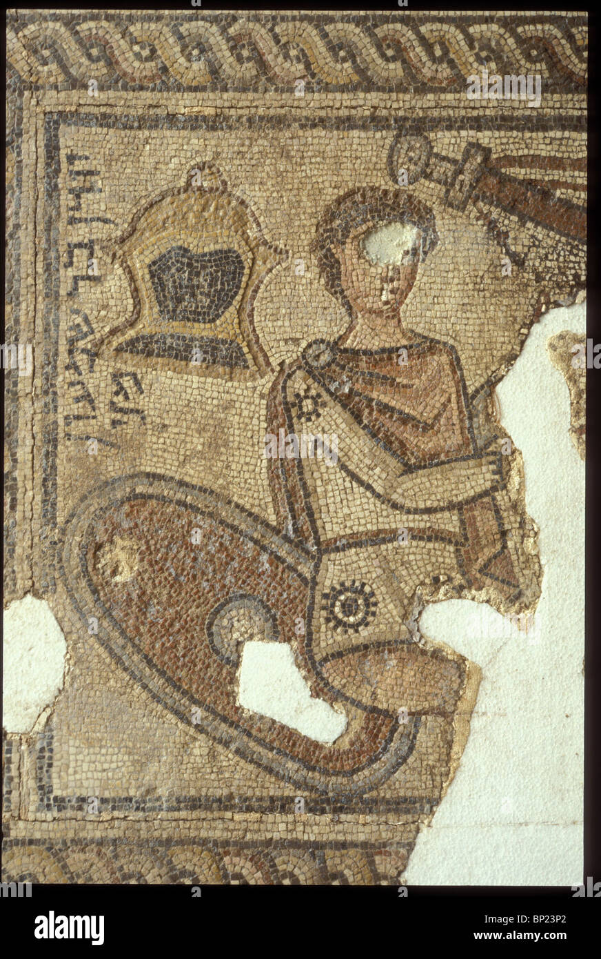 KÖNIG DAVID & GOLIATH RÜSTUNG BEACHTEN SIE DIE GROßE HELM SCHILD & SCHWERT. MOSAISCHEN ETAGE VOM 5.. C. MAROTH SYNAGOGE IN GALILÄA Stockfoto