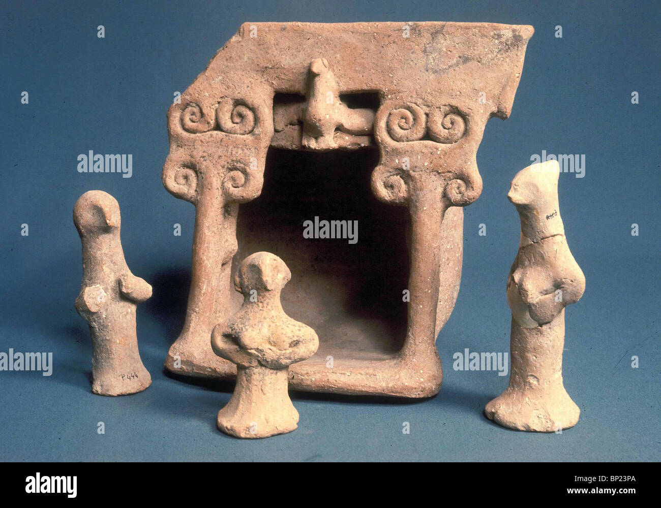 275. HEIDNISCHEN GÖTZEN UND TONMODELL EINES SCHREINS ISRAELITISCHEN PERIODE, C. 8.. C. BC. BEACHTEN SIE DIE BEIDEN SÄULEN VOR DEM TOR DES HEILIGTUMS Stockfoto