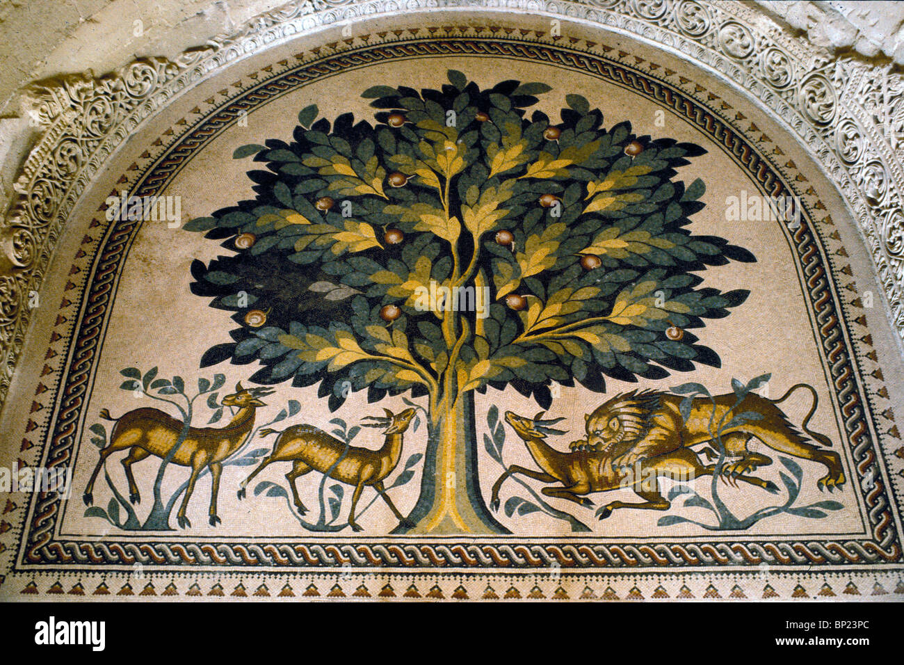 276. MOSAIK VON HISHAM ES PALACE IN JERICHO DARSTELLUNG TIERE UNTER DEM BAUM DES LEBENS. CA. 8. C. AD. Stockfoto