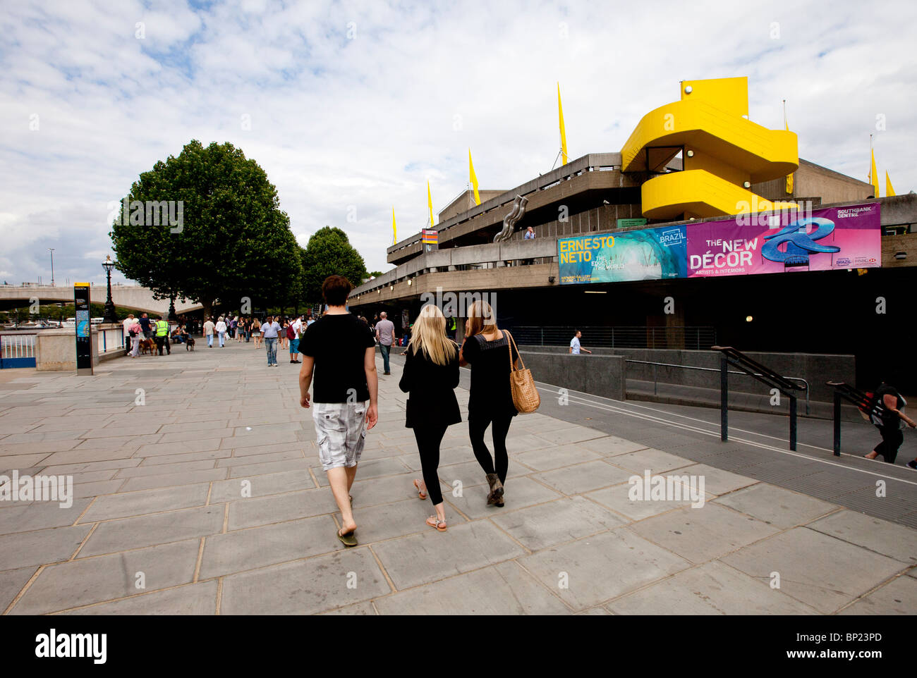 Menschen, die ein Spaziergang durch die South Bank Centre Stockfoto