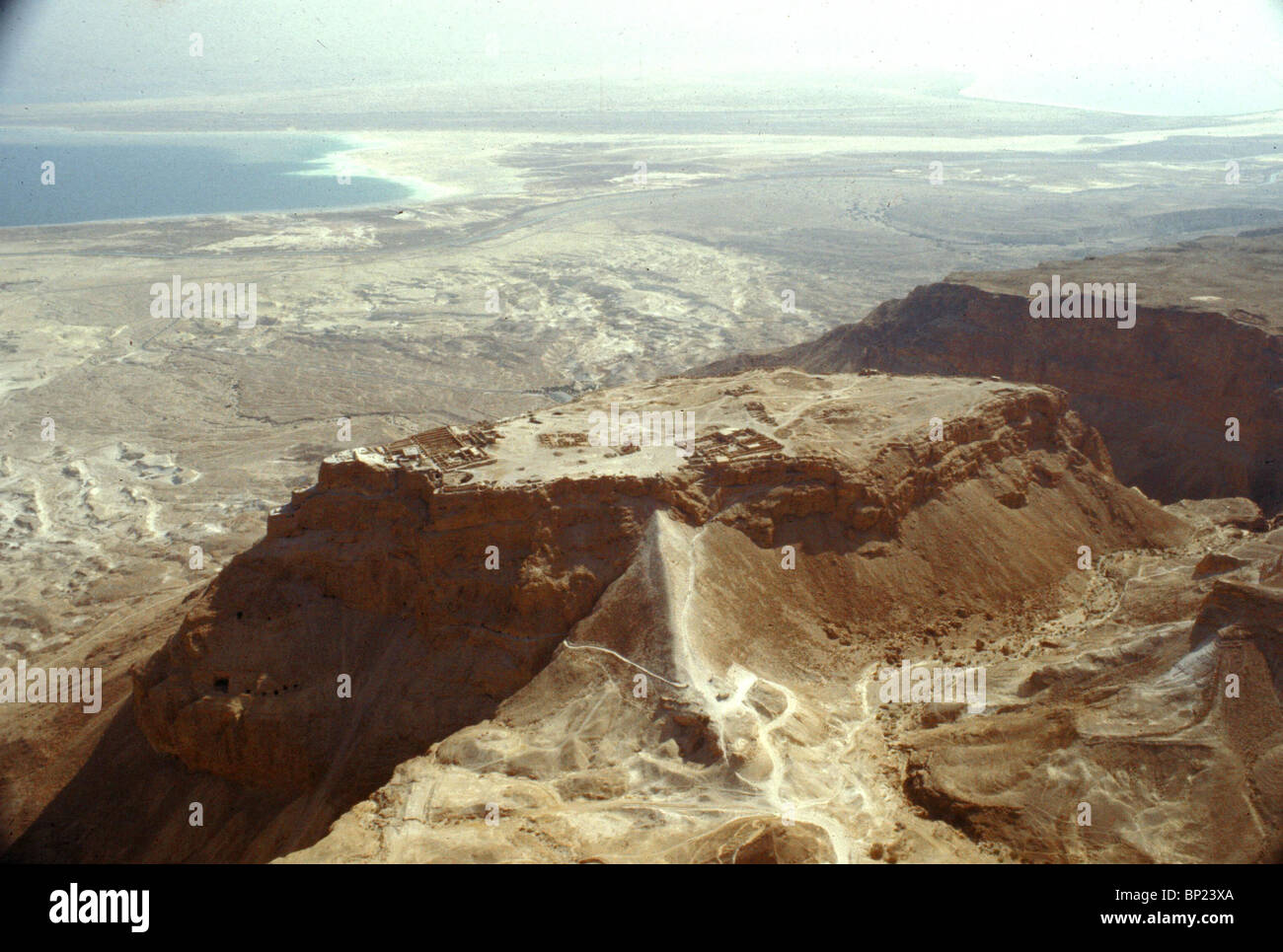 321 massada located in the rugged eastern desert of judea Fotos und