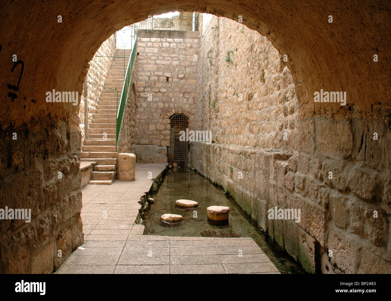 POOL VON SILOAH - DEN SÜDLICHEN EINGANG ZUM HISKIAS TUNNEL. ALTE TRADITIONEN ZUSCHREIBEN DAS WASSER DES SILOAH THERAPEUTISCH Stockfoto