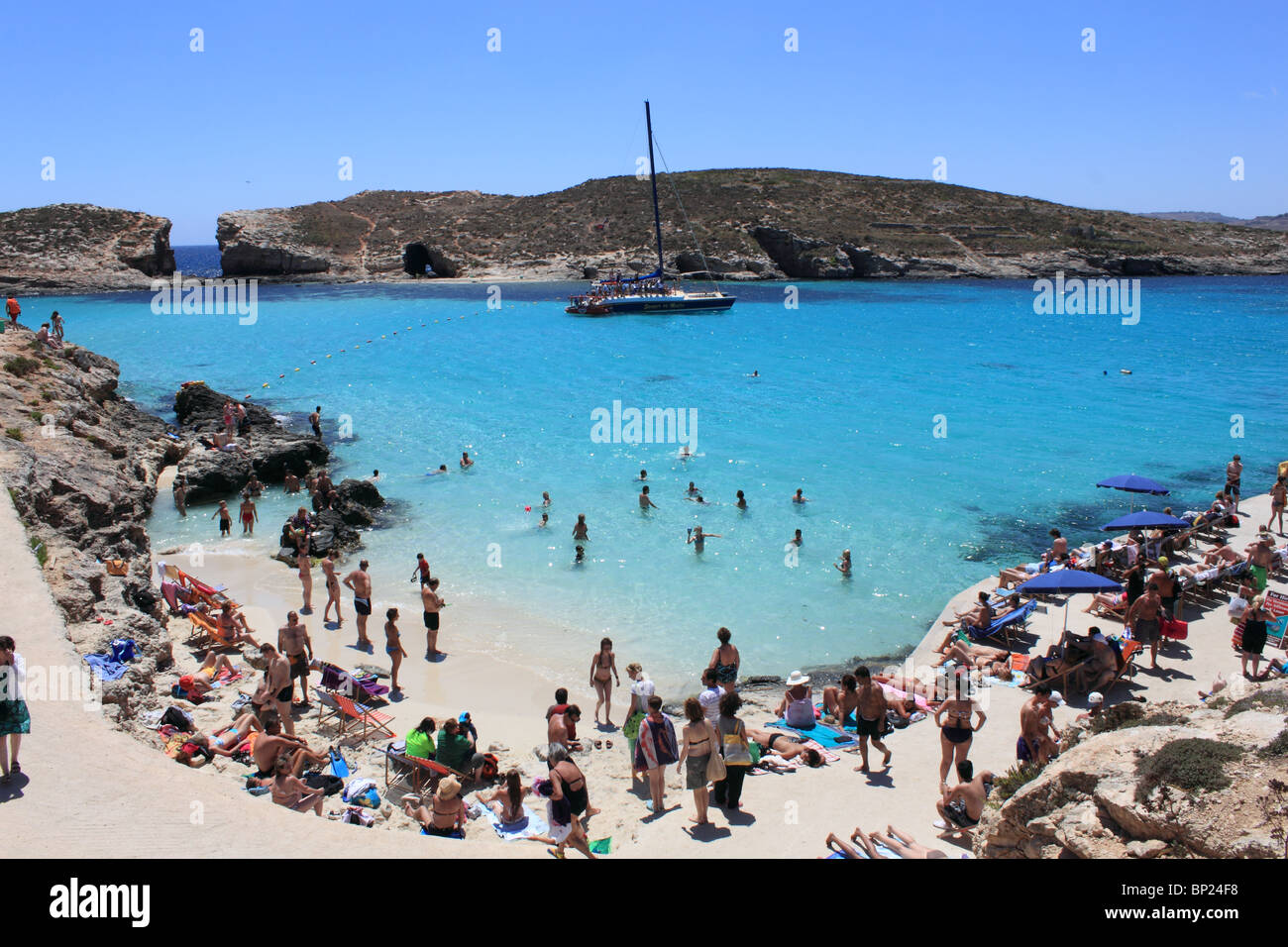 Baden im azurblauen Wasser der blauen Lagune mit Cominotto hinaus Comino, Insel Malta, Malta, Mittelmeer, Europa Stockfoto