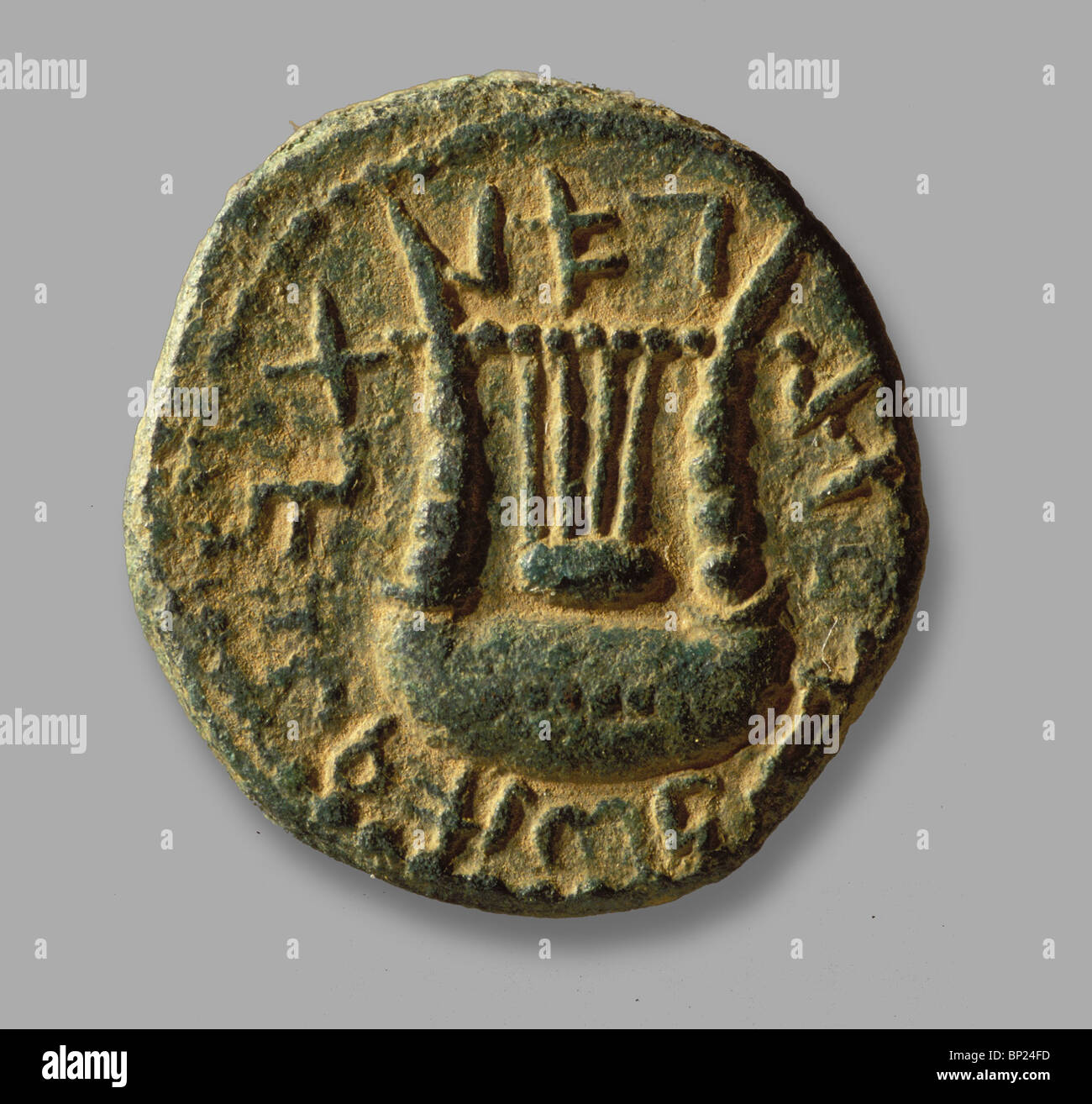 MÜNZEN VON DER BAR-KOHBA-KRIEG GEGEN DIE RÖMER JAHR 2 (132-3 AD.) DARSTELLUNG EINER FÜNF SAITIGE BREITEN LEIER MÖGLICHERWEISE VERWENDET, DER Stockfoto