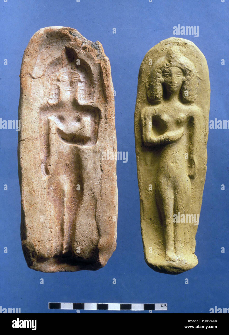 585. TONFIGUR EINE GÖTTIN DER FRUCHTBARKEIT UND DER FORM, AUS DENEN DIE FIGUR GEGOSSEN WURDE