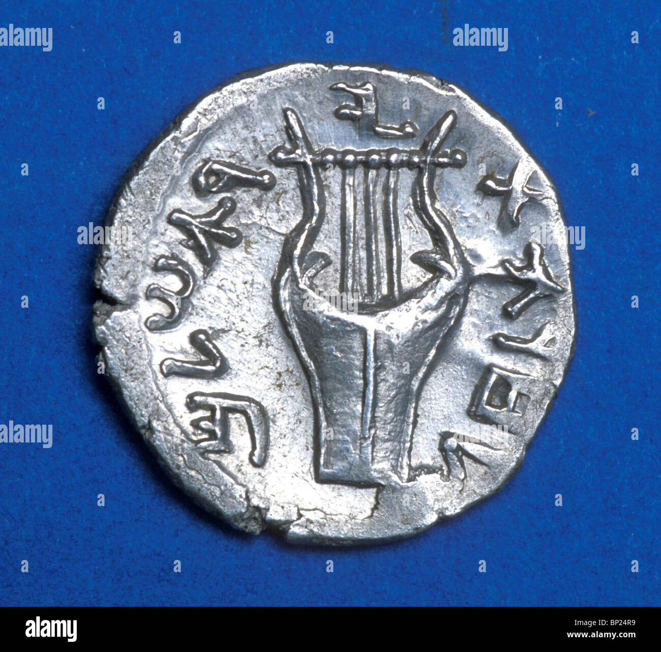 MÜNZE 134-5 N. CHR. DATIERT. 3. JAHR DER BAR COHBA DER KRIEG GEGEN DIE RÖMER, DIE DARSTELLUNG EINER LEIER, DIE MÖGLICHERWEISE IN DEN TEMPEL VON JERUSALEM VERWENDET Stockfoto