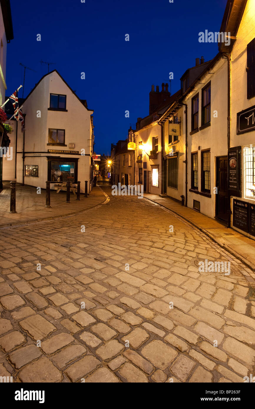 Kirche-Straße, Whitby Altstadt in der Abenddämmerung, North Yorkshire Coast Stockfoto