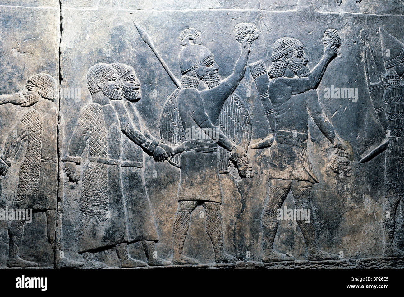 ASSYRISCHE SOLDATEN PARADIEREN GEFANGENEN UND ZEIGEN KÖPFE DER GETÖTETEN FEINDLICHEN SOLDATEN, BEFREIUNG VON DER SANAHERIB-PALAST AM NINVEH, CA. 70 Stockfoto