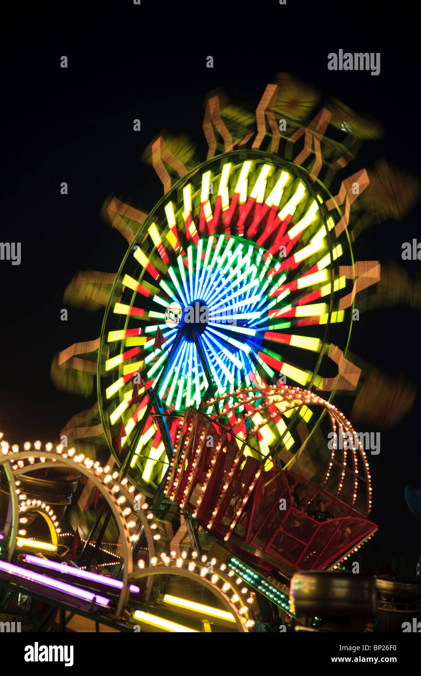 Amusement Rides mit Bewegungsunschärfe am Abend an der Kentucky State Fair Midway Louisville Kentucky Stockfoto