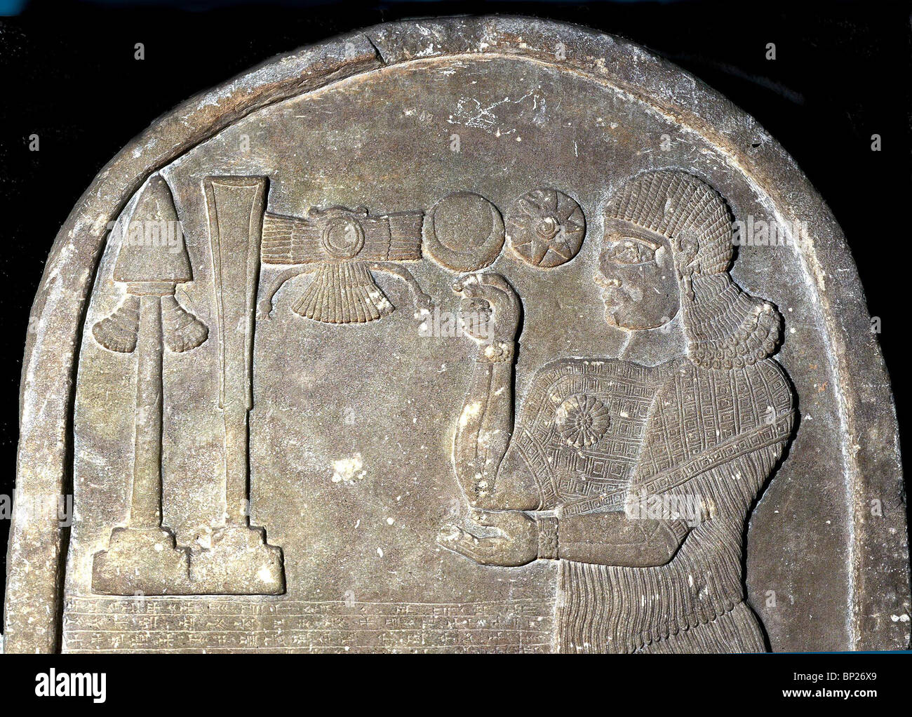 1315. KÖNIG TIGLAT-PILESER III. VEREHRUNG DER GÖTTLICHEN EMBLEME, ASSYRIEN, 8. B.C. Stockfoto