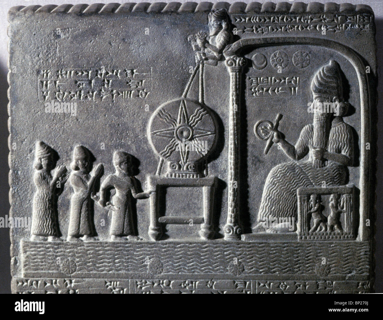 1362 DER SONNENGOTT SCHAMASCH AUF SEINEM THRON IN SEINEM HEILIGTUM. STONE TABLET VON ABU HABBAH Stockfoto