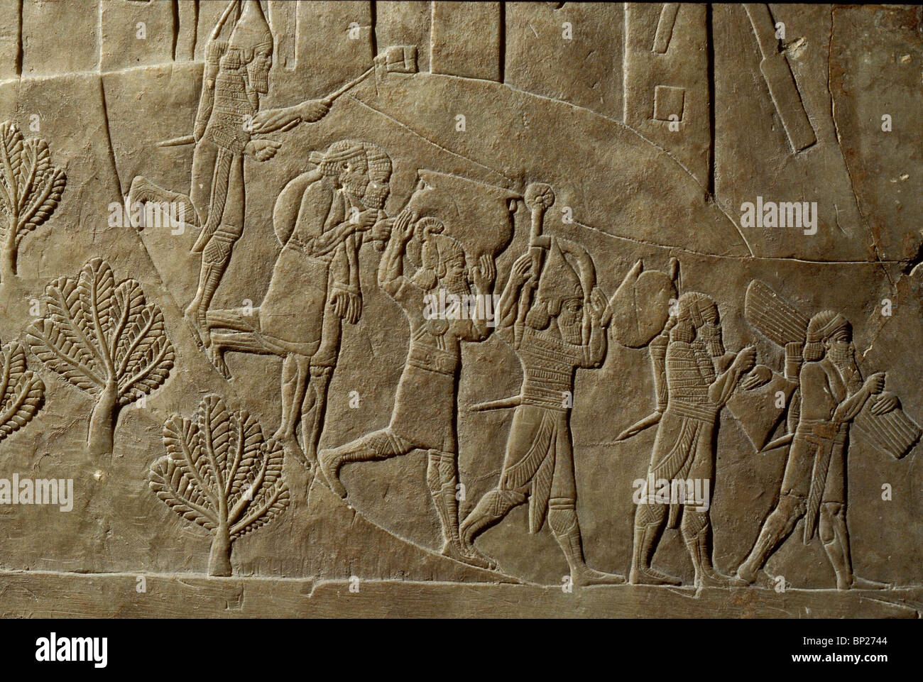 1445. ASSYRISCHE SOLDATEN, DIE DIE BEUTE EINER AUFGEZEICHNETEN STADT. RELIEFS AUS DEM KÖNIGSPALAST IN NINVE, AUS 645 V. CHR. Stockfoto