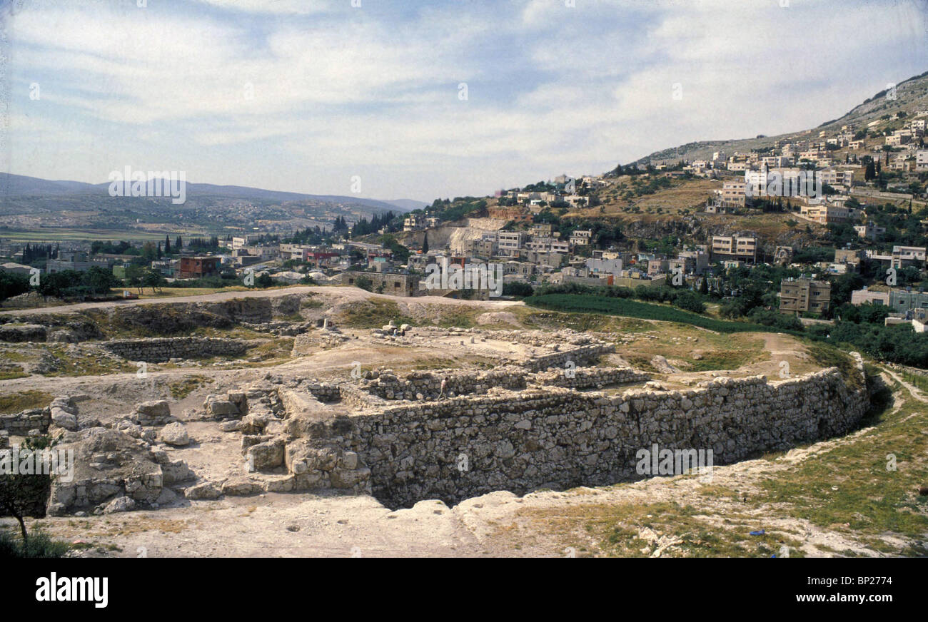 SCHEM TEL BALATAH WAND, DIE DIE CNAANITE STADT EINGESCHLOSSEN VON DER MITTLEREN BRONZE-PERIODE DATIERT 17.. B.C. BEACHTEN SIE DAS STADTTOR Stockfoto