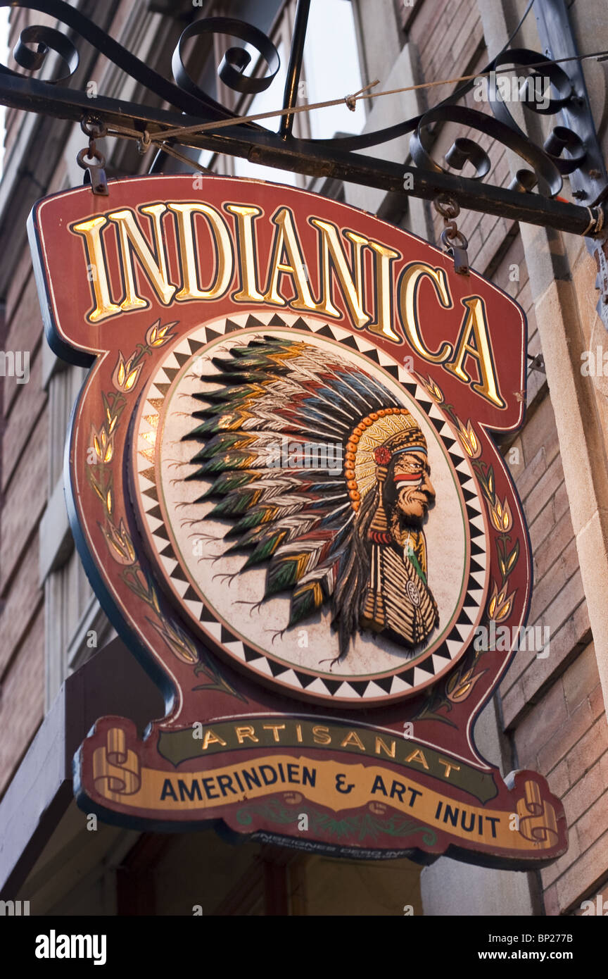 Hängeschild für Indianica Kunst- und Kunsthandwerksladen der First Nations und Inuits in Old Montreal, Quebec, Kanada. Stockfoto