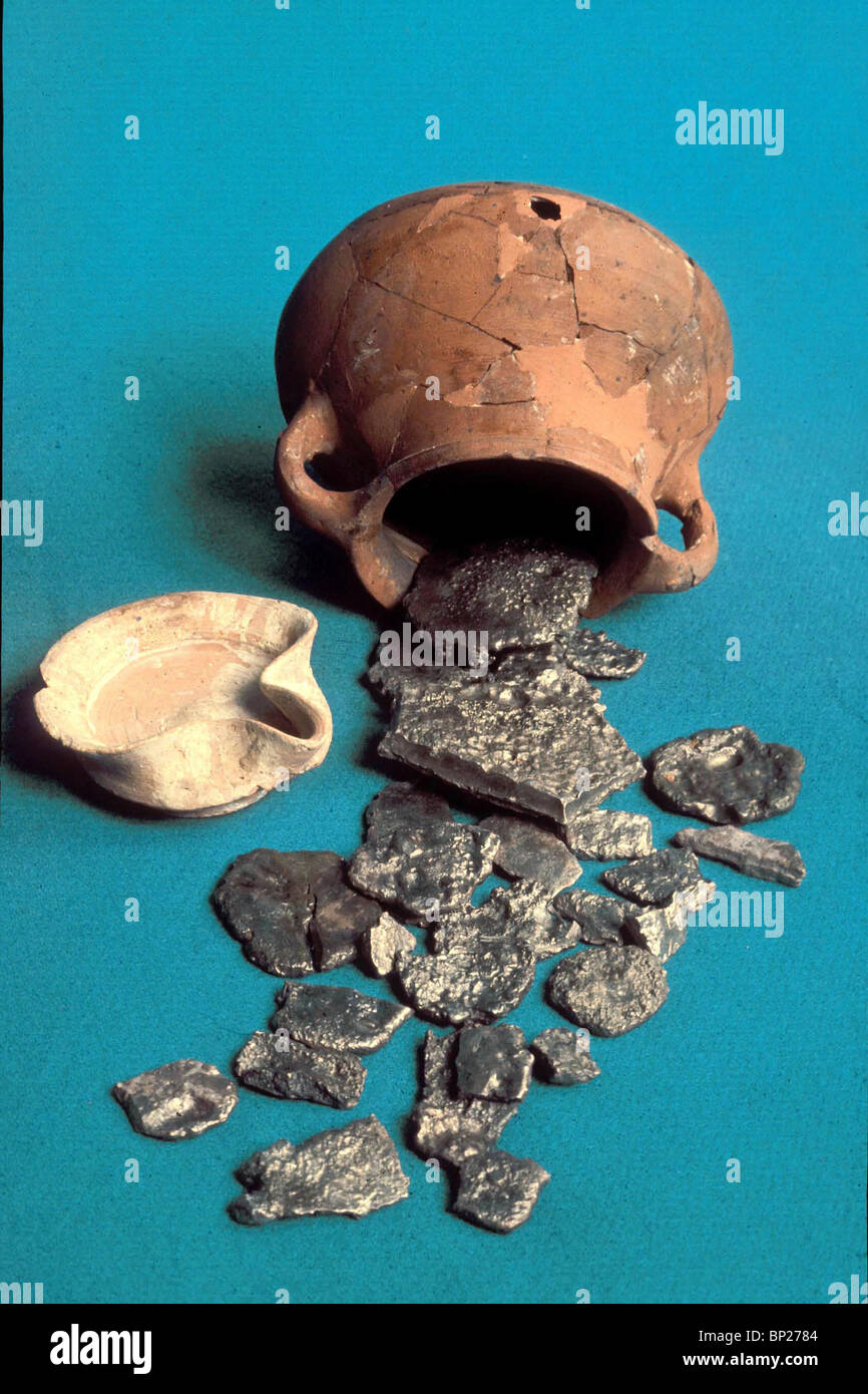 1529 SILBERBARREN GEFUNDEN IN EINEM TERRAKOTTA JAR IN EIN UNTERDISTRIKTEN (IN DER NÄHE DES TOTEN MEERES) 9 - 8. B.C. Stockfoto