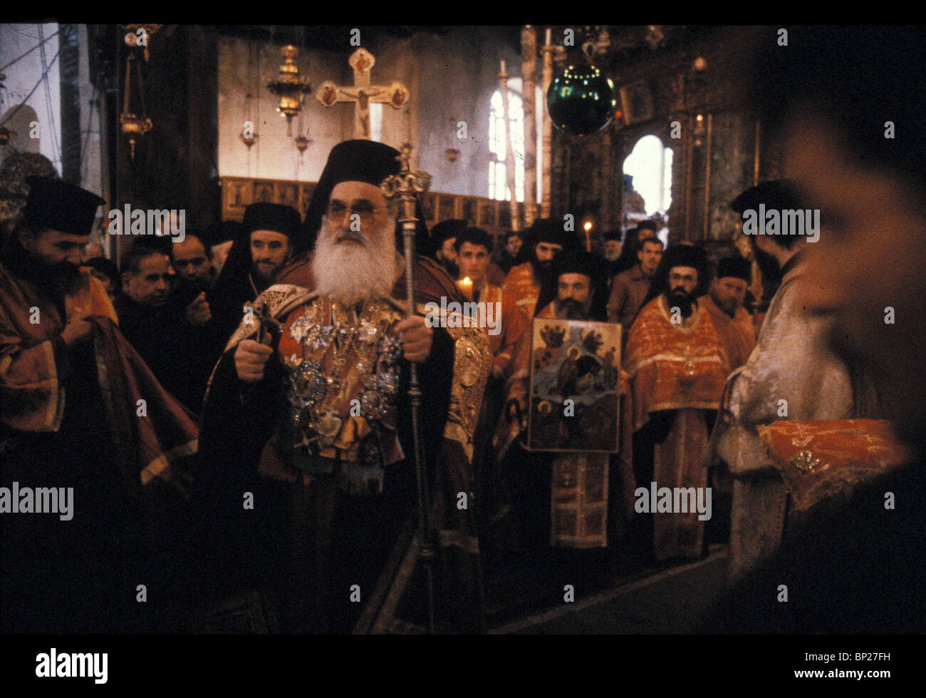 815. DER GEBURTSKIRCHE, DER GRIECHISCH-ORTHODOXE PATRIARCH BEI WEIHNACHTSFEIERN IN BETLECHEM Stockfoto