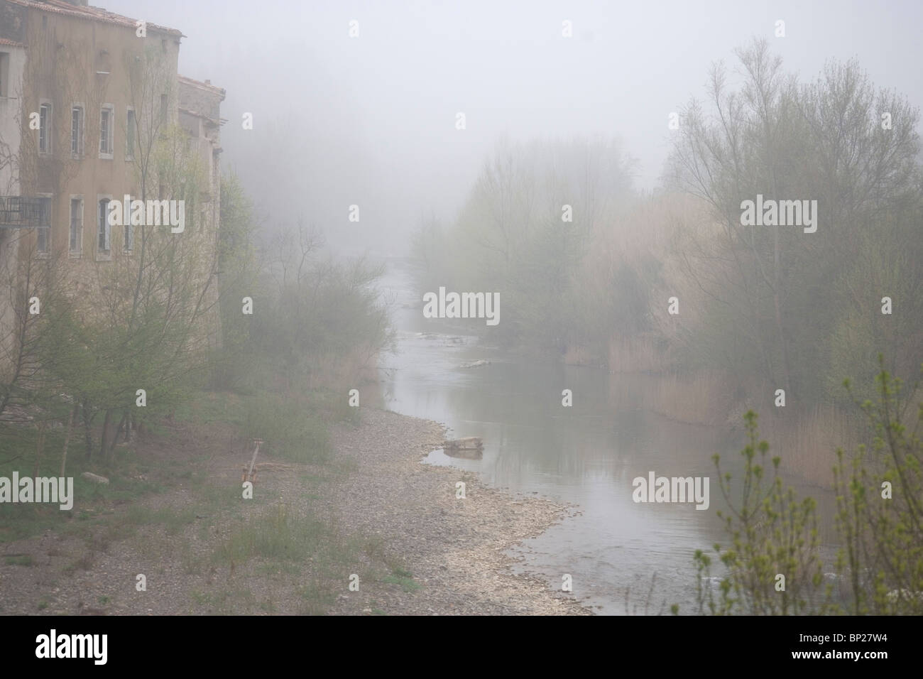 Ein Fluss fließt durch Lagrasse, ein mittelalterliches Dorf im ländlichen Frankreich Stockfoto