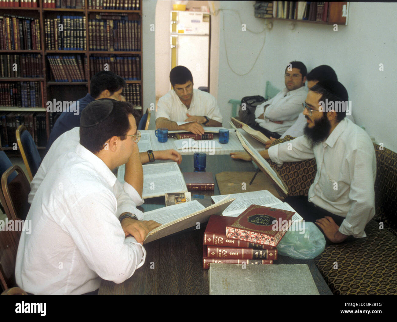 1760. STUDIUM DER BIBEL IM ZUSAMMENHANG MIT SCHRIFTEN IN EINER JESCHIWA JERUSALEMS Stockfoto