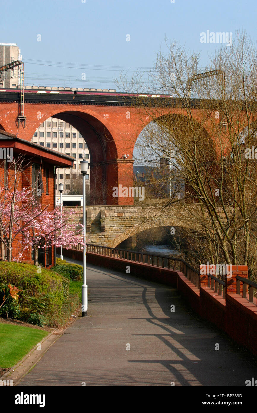 Cheshire, Stockport, Stadtzentrum, Ziegel Eisenbahnviadukt und Straße Brücke über Fluss Mersey Stockfoto