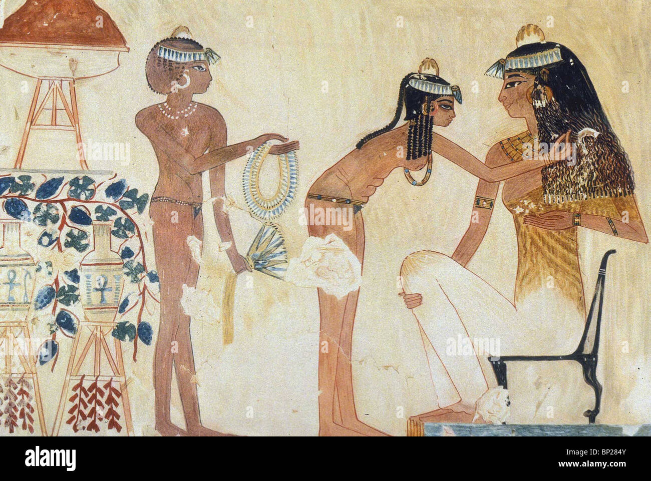 1833 EIN ÄGYPTISCHER LADY ANKLEIDEN VON IHREN ZOFEN, WANDMALEREI AUS THEBEN, THUTMOSIS IV. 1420 - 1411 Stockfoto