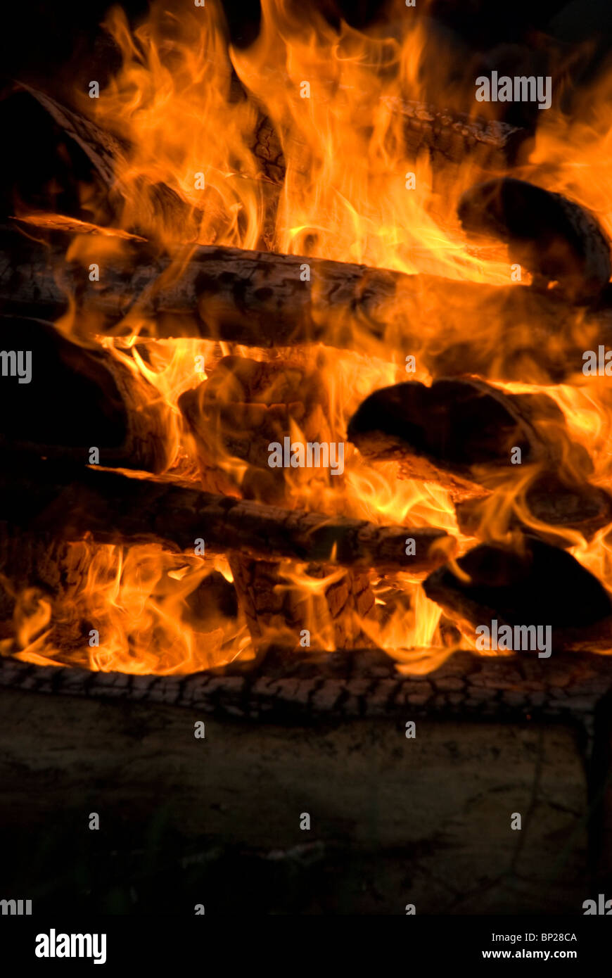 Lagerfeuer in einem Pfadfinder-Sommerlager. Stockfoto