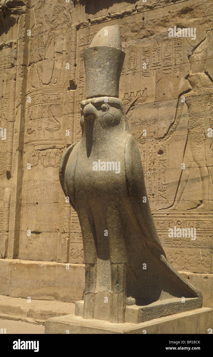 2042. HORUS - BASALT STATUE von EDFU, ägyptischer Gott in Form eines Falken, in deren Augen die Sonne und der Mond waren. Stockfoto
