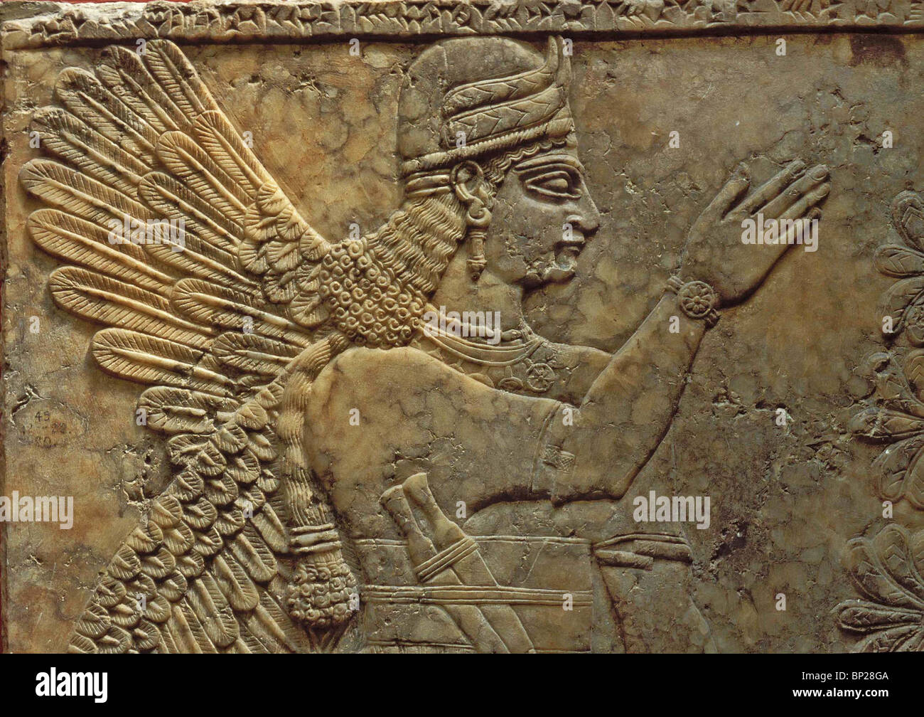 2166 EIN WEIBCHEN GEFLÜGELTE SCHUTZGEIST, PALAST VON KÖNIG ASSURBANIPAL II, NIMRUD, 9. B.C. Stockfoto