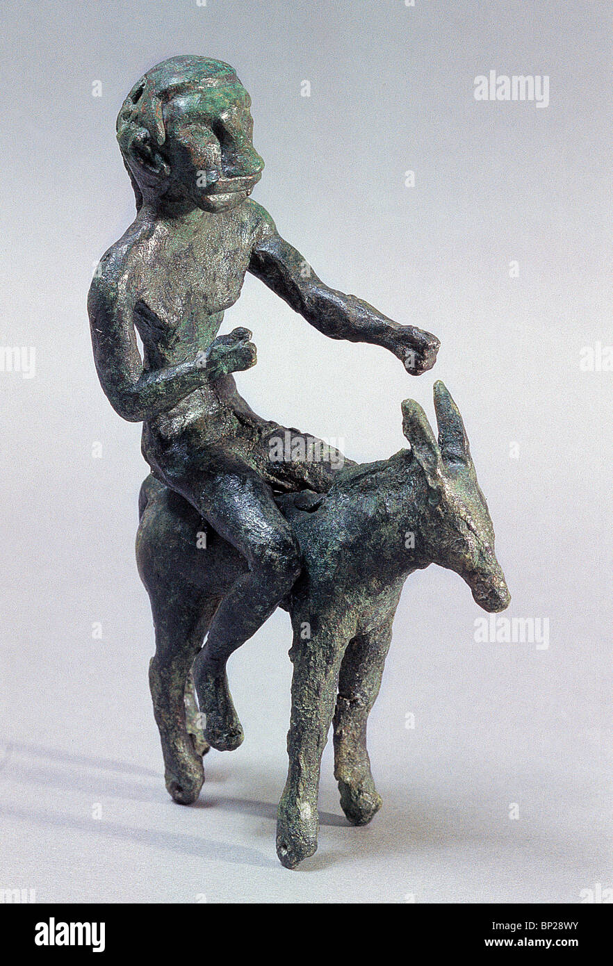 BRONZEFIGUR EINER PERSON REITEN EINEN ESEL, ERINNERT AN DIE GESCHICHTE VON BILEAM - C. 10.. C. V. CHR. ANATOLIEN Stockfoto