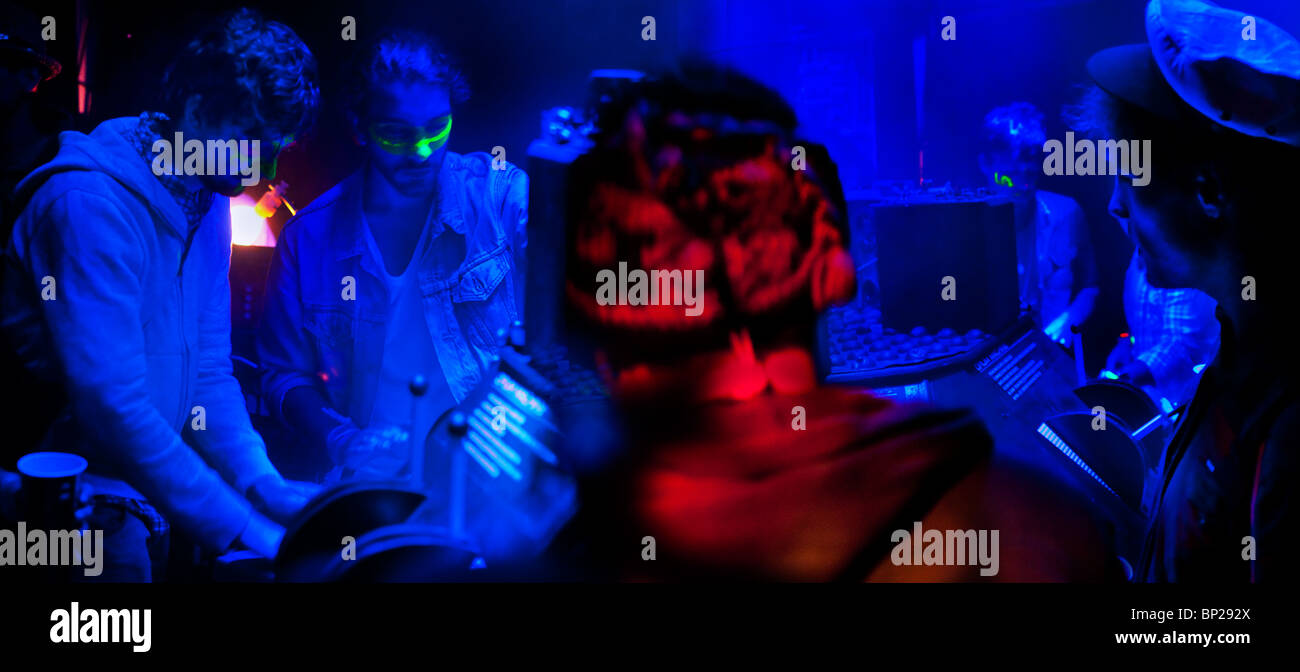 Glastonbury Festival, 2010, Menschen auf Computern Mischen von Musik Stockfoto