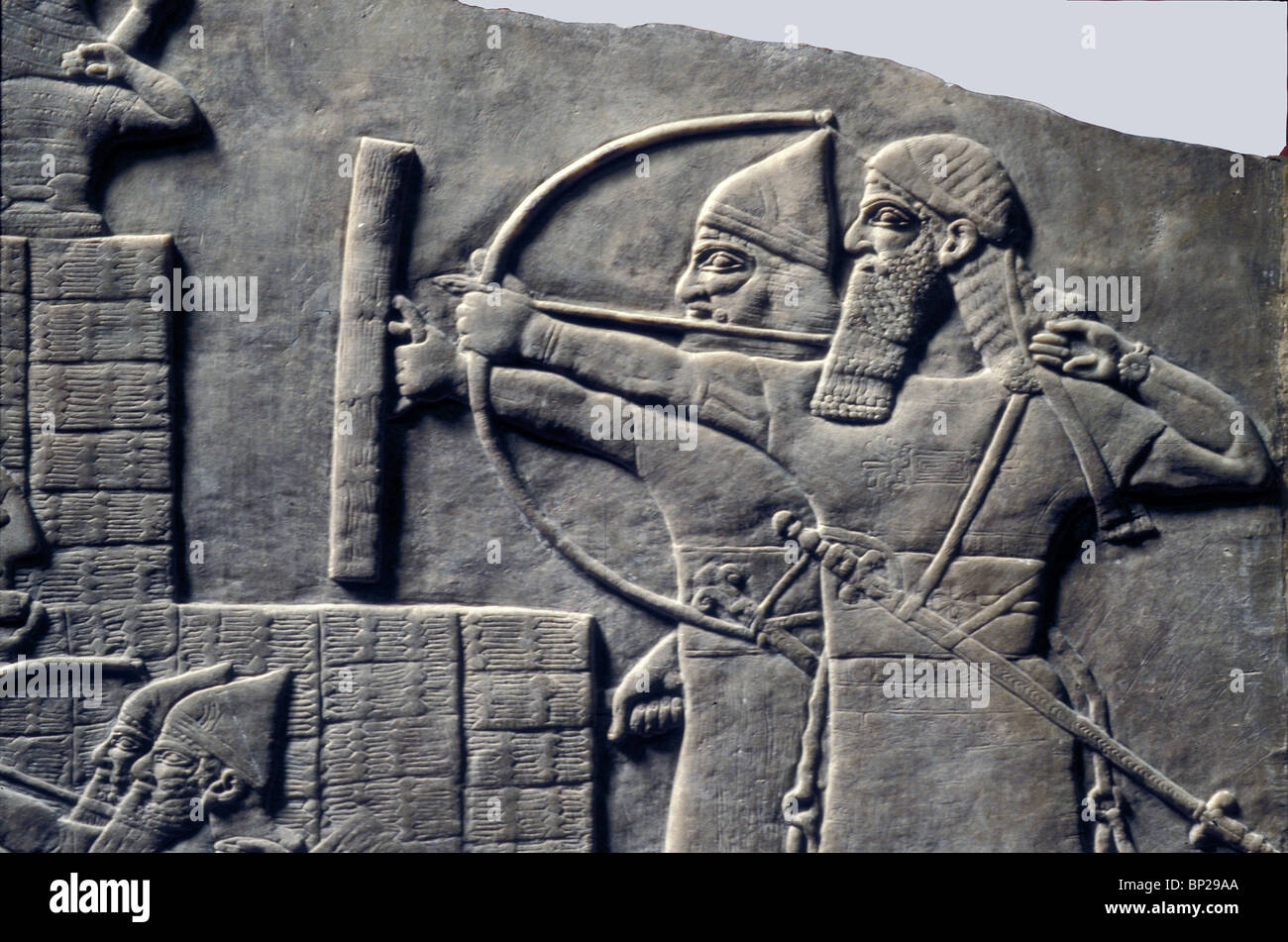 ASSYRISCHE ARMEE BOGENSCHÜTZEN, WÄHREND MAN DEN PFEIL SCHIEßT DER ANDERE IHN MIT EINEM SCHILD RELIEF AUS NIMRUD, CA. 865 V.CHR. SCHÜTZT Stockfoto
