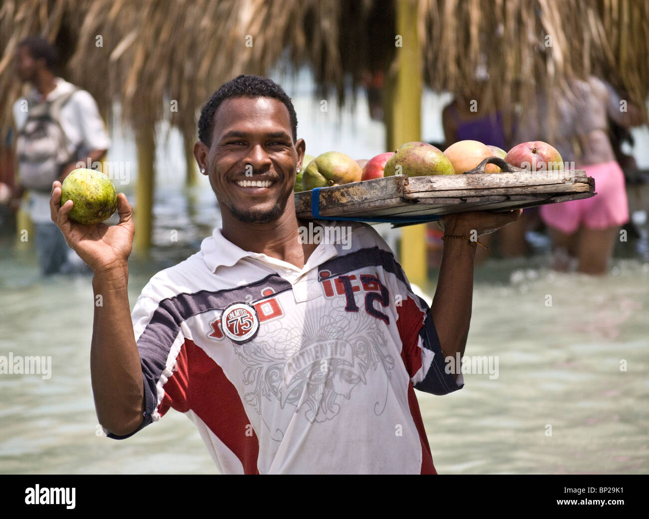Lokale Mann Verkauf Mangos am Strand in der Bucht von Cholon. Stockfoto