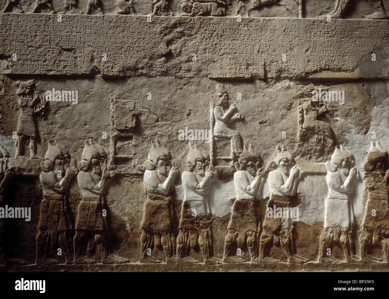 ASSYRISCHE SOLDATEN AUF PARADE TRAGEN DIE STATUEN DER EROBERTEN LEUTE DEITYES MÖGLICHERWEISE DIE AMONITE GOTT HANUN. BEFREIUNG VON DER Stockfoto