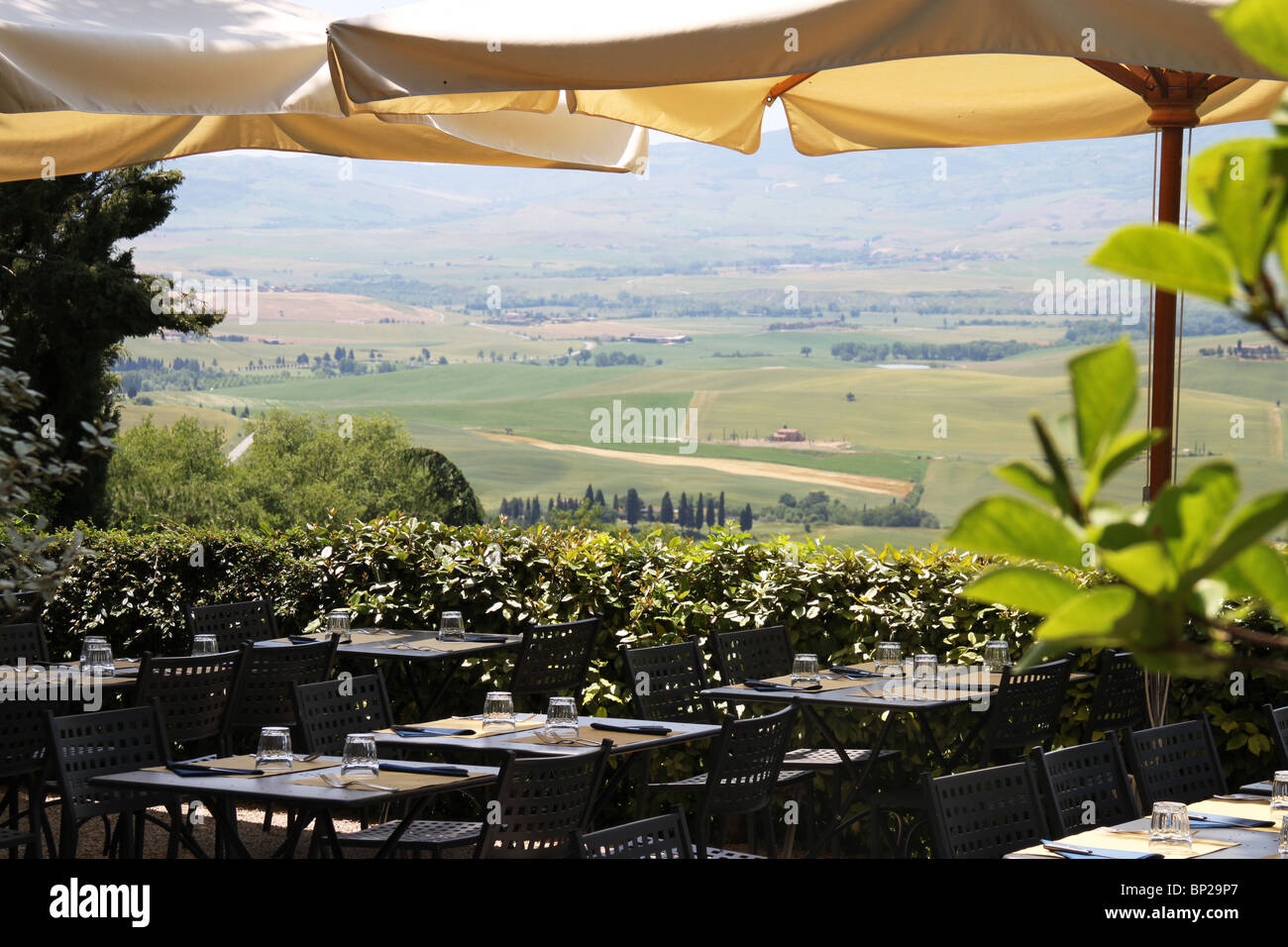 Restaurant mit Ausblick über die Hügel der Toskana, Pienza, Toskana, Italien Stockfoto