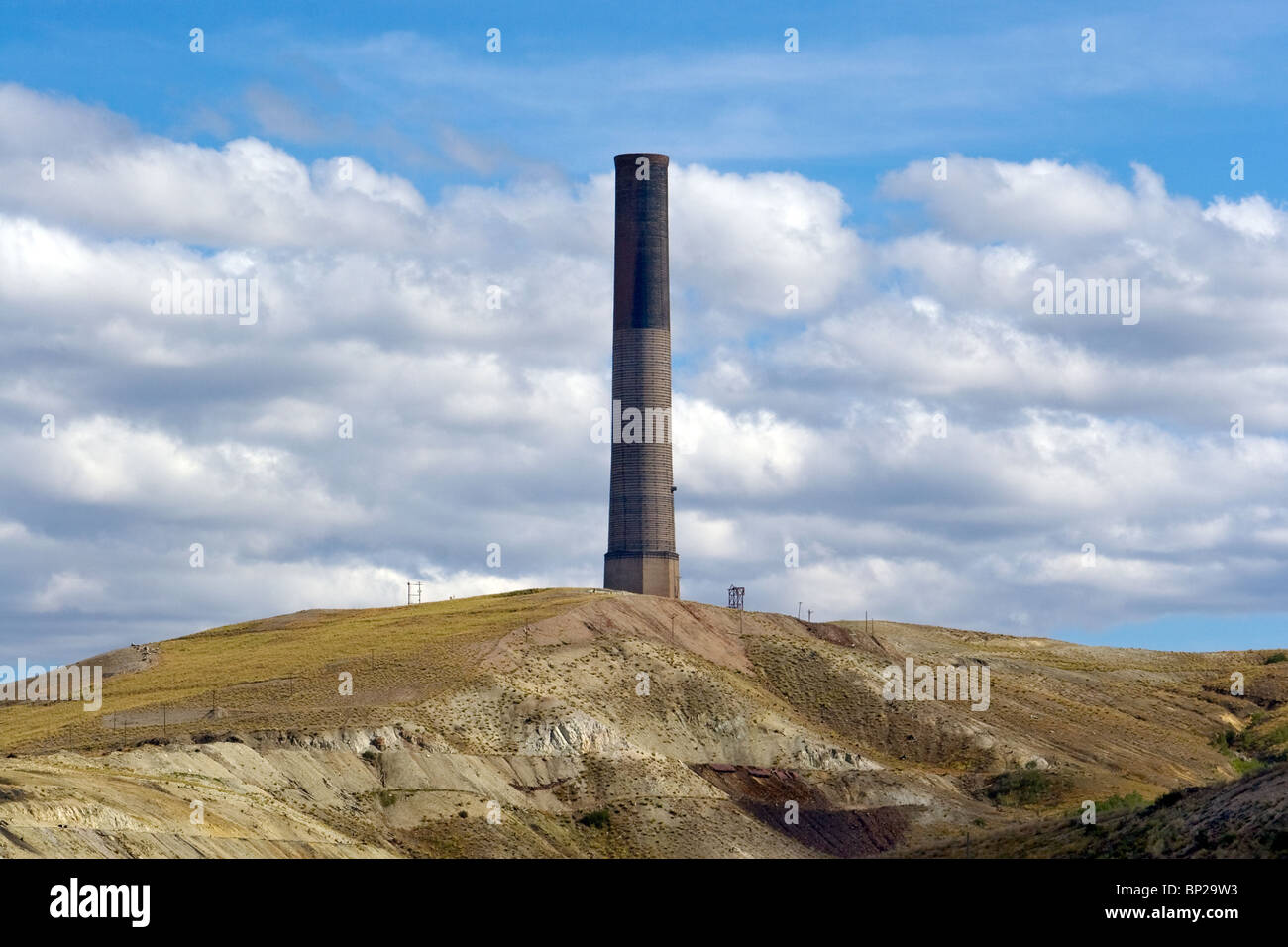 Über Anaconda, Montana, erhebt sich der höchste noch erhaltene Schornstein der Welt, ein überragendes Relikt aus der reichen Kupferschmelzvergangenheit der Stadt. Stockfoto
