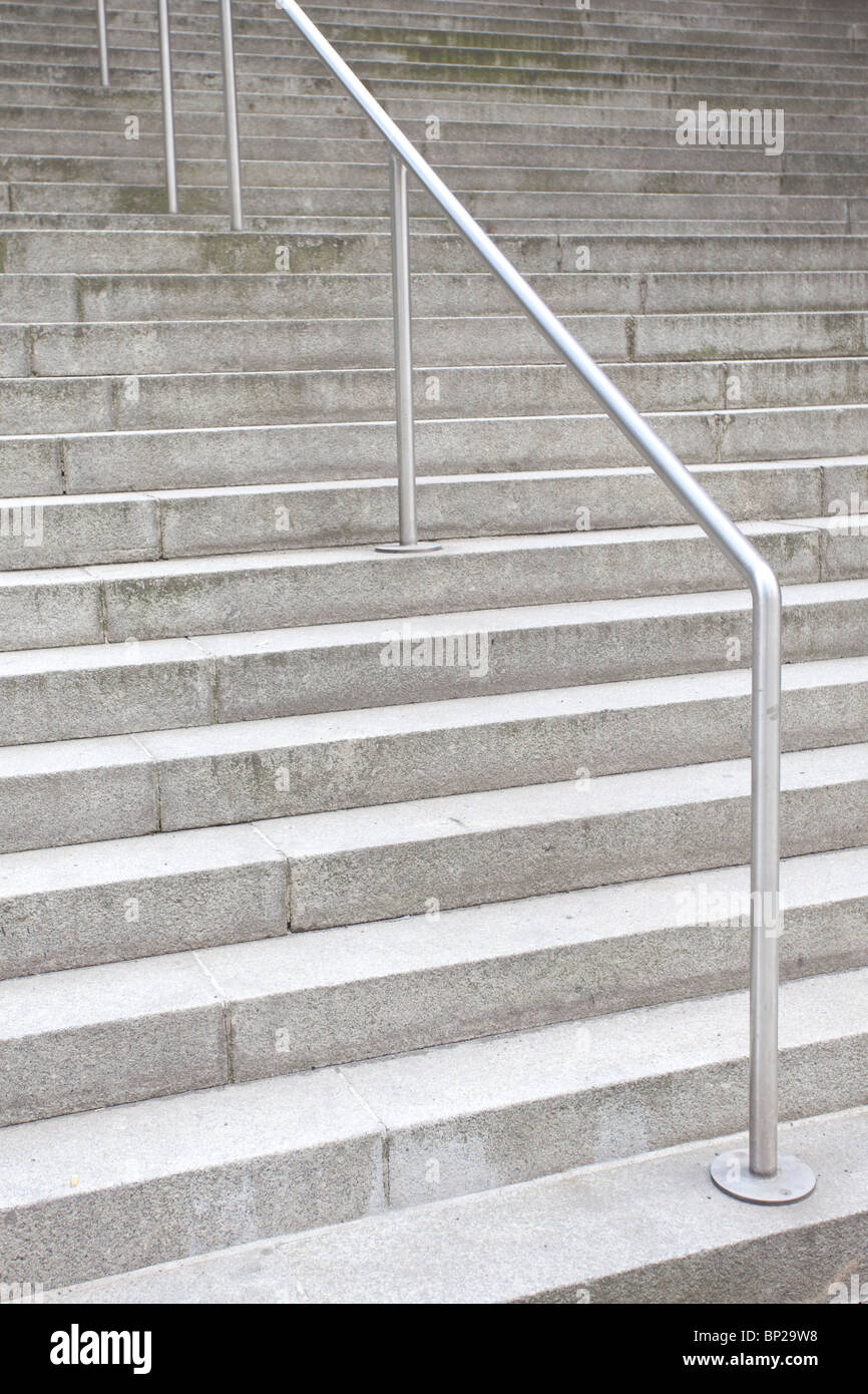 Betontreppe mit Metallgeländer Stockfoto