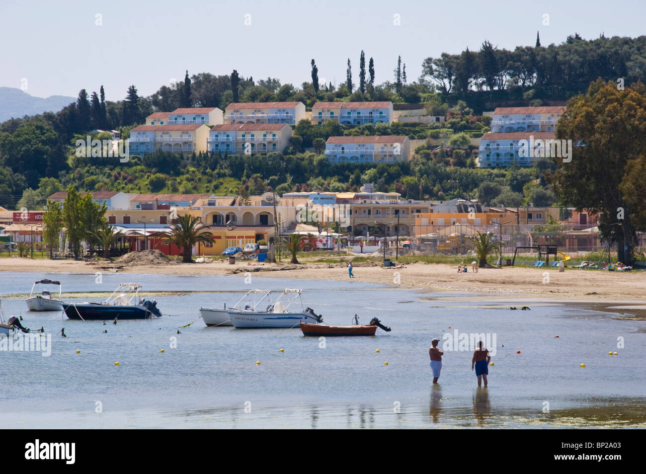 Corfu Beach. Blick über den Strand in Sidari auf der griechischen Insel Korfu Griechenland GR Stockfoto