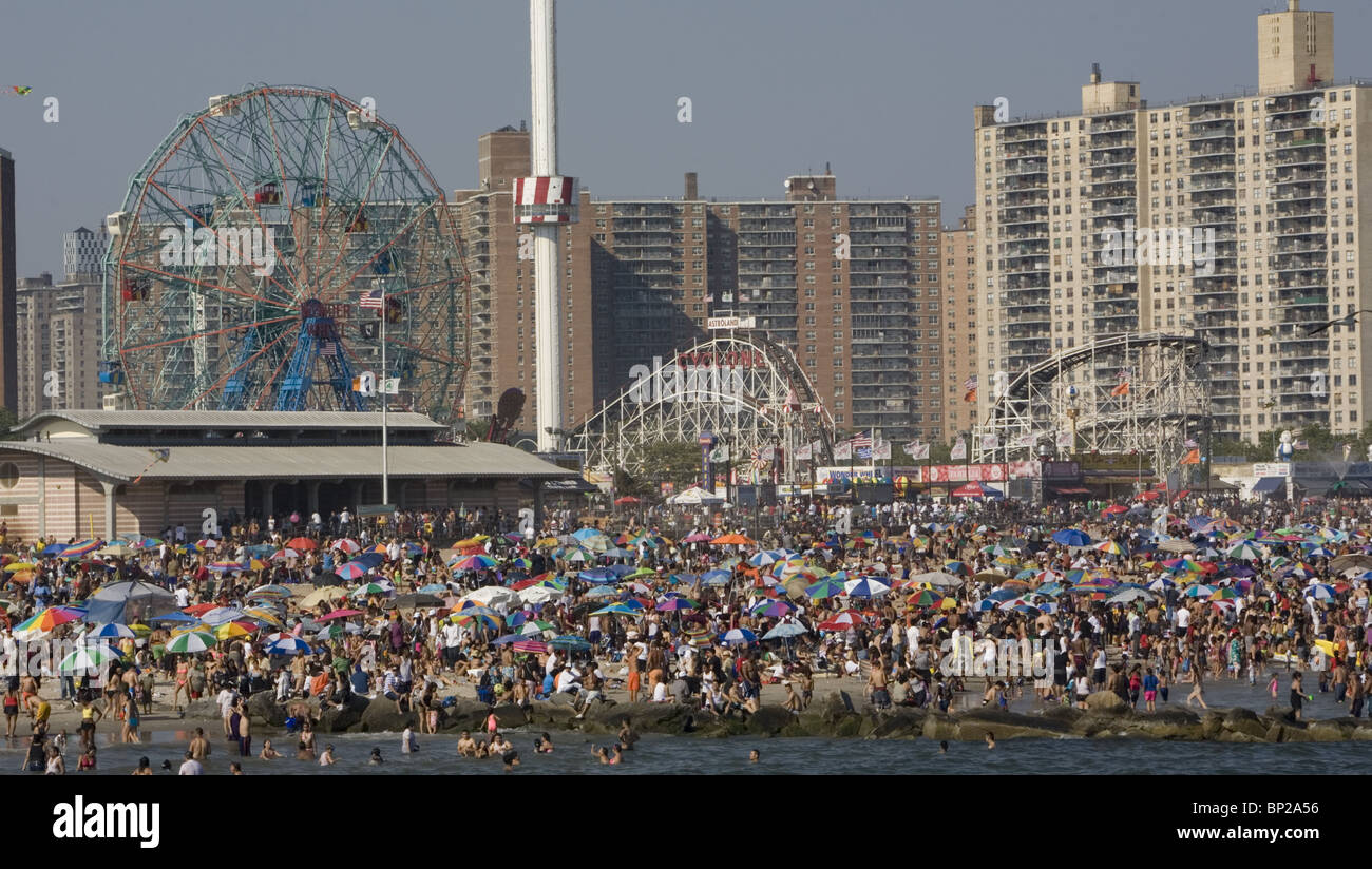 Der Strand ist an heißen Sommertagen auf Coney Island, Brooklyn, NY immer überlaufen. Stockfoto