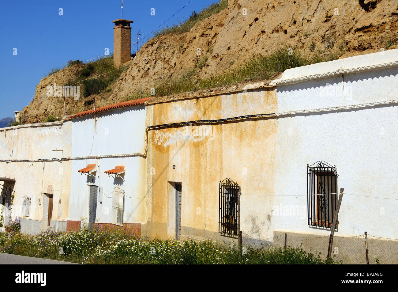 Höhle wohnt in Höhlenwohnungen Viertel (Barrio de Las Cuevas), Guadix, Provinz Granada, Andalusien, Südspanien, Westeuropa. Stockfoto