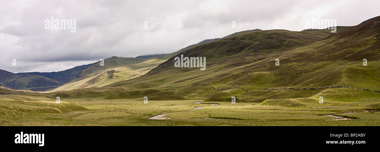 Blick nach Norden in Richtung der Cairnwell Pass auf die A93 alte Heerstraße in den schottischen Cairngorms. Stockfoto