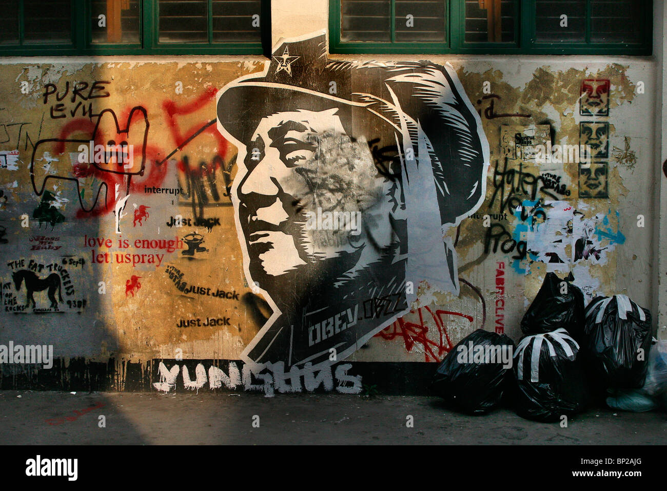 Graffiti an einer Wand in London, mit einem Gemälde des Vorsitzenden Mao im Profil Stockfoto