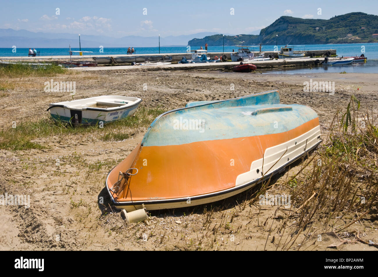 Corfu Beach. Lokalen Booten gestrandet in Sidari auf der griechischen Insel Korfu Griechenland GR Stockfoto