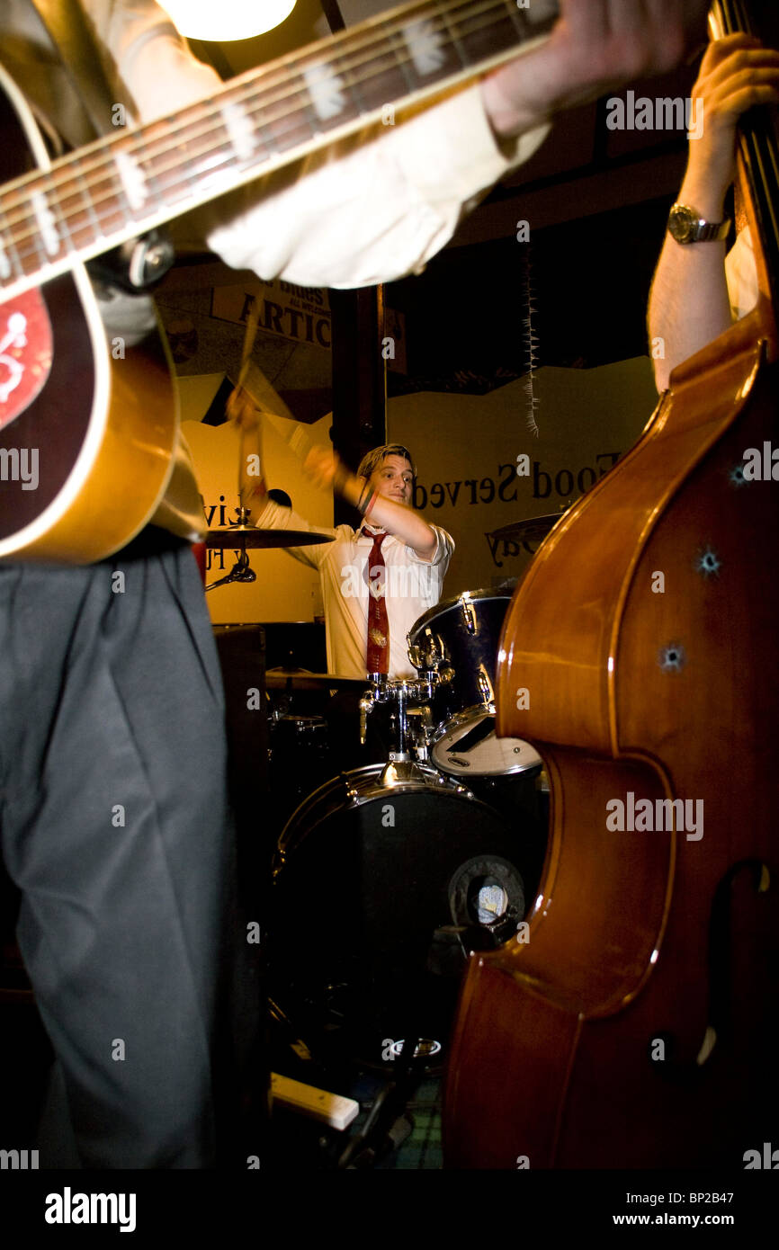 Der Beschleuniger Rockband ein Billy erklingt in der Arktis Bar während der Blues Bonanza 2010 in Dundee, Großbritannien Stockfoto