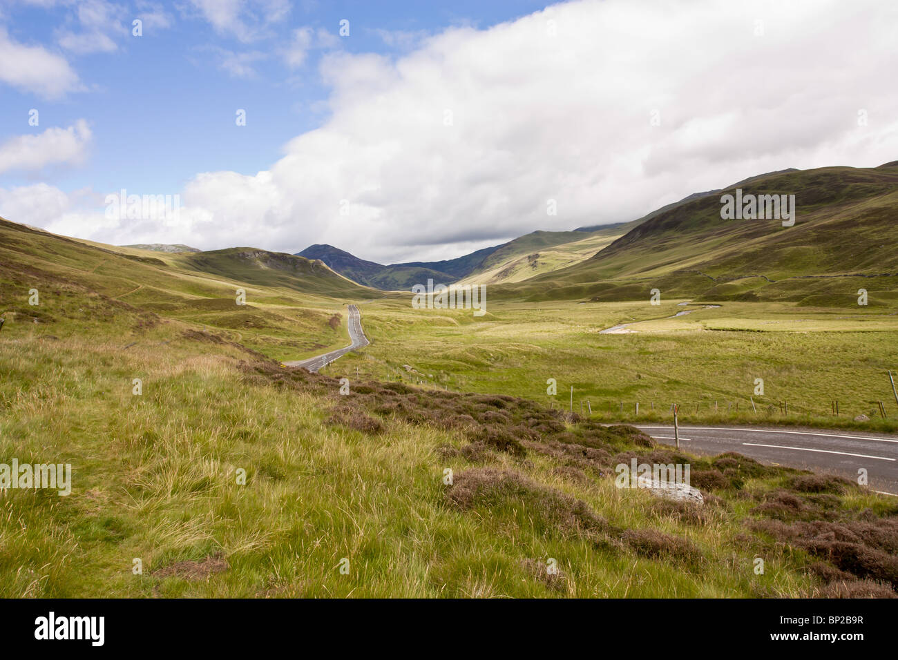 Blick nach Norden in Richtung der Cairnwell Pass auf die A93 alte Heerstraße in den schottischen Cairngorms. Stockfoto