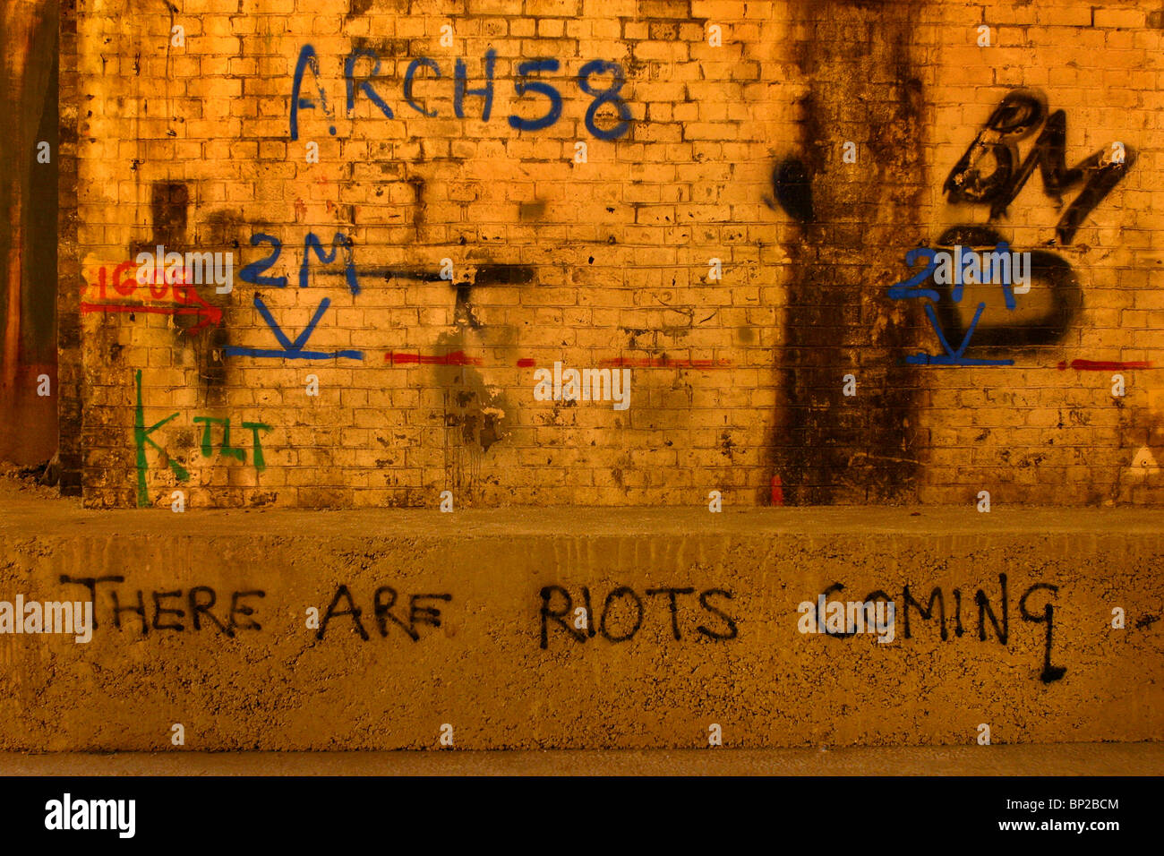 Eine Wand mit einer politischen Botschaft Warnung einer Riot-gefüllte Zukunft lackiert Stockfoto