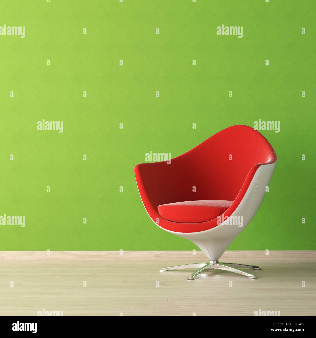 Interior Design der roten Stuhl gegen eine lebendige grüne Wand mit textfreiraum in der oberen linken Ecke Stockfoto