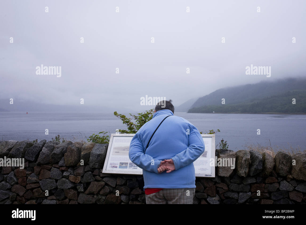 Touristischen liest Hinweisschild am winterlichen Abend auf Inverscaddle Bay, Ardgour, Schottland. Stockfoto