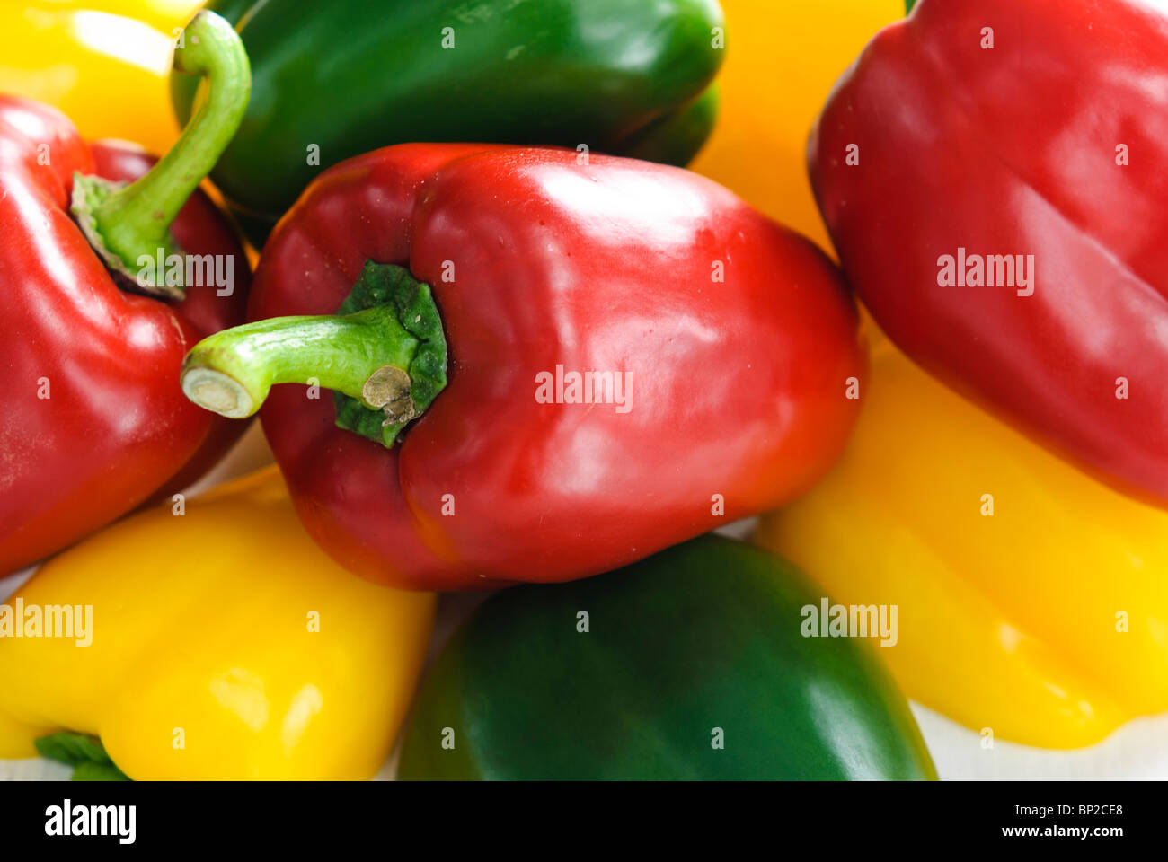 Rote, grüne und gelbe Paprika, massierten, Rahmen zu füllen Stockfotografie  - Alamy