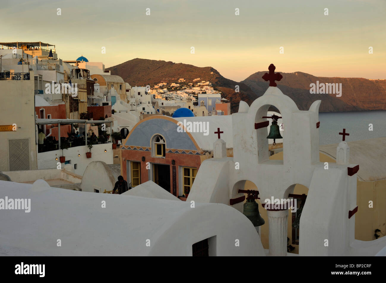 Sonnenuntergang über einer kleinen Kapelle in Oia auf der griechischen Insel Santorini in den Kykladen Stockfoto